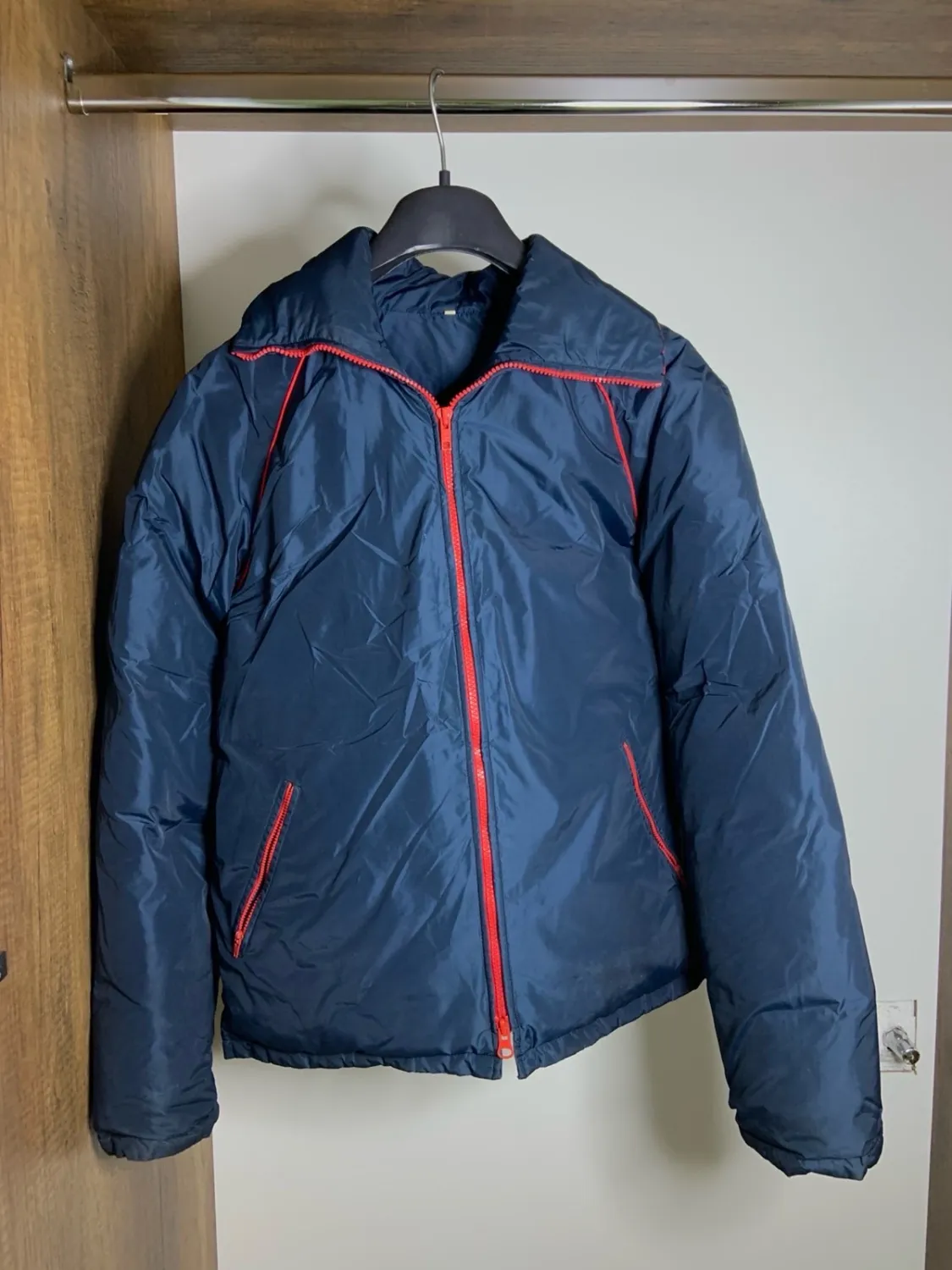 Xhaketë Vintage Puffer (Stili Retro Ski) – Ngjyrë e Kaltër e Errët me Detaje të Kuqe