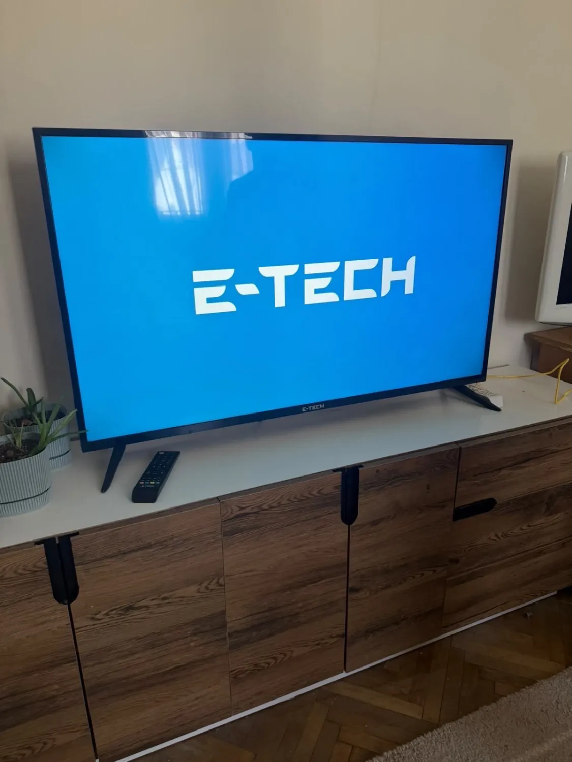 Komodin + TV 50inxh
