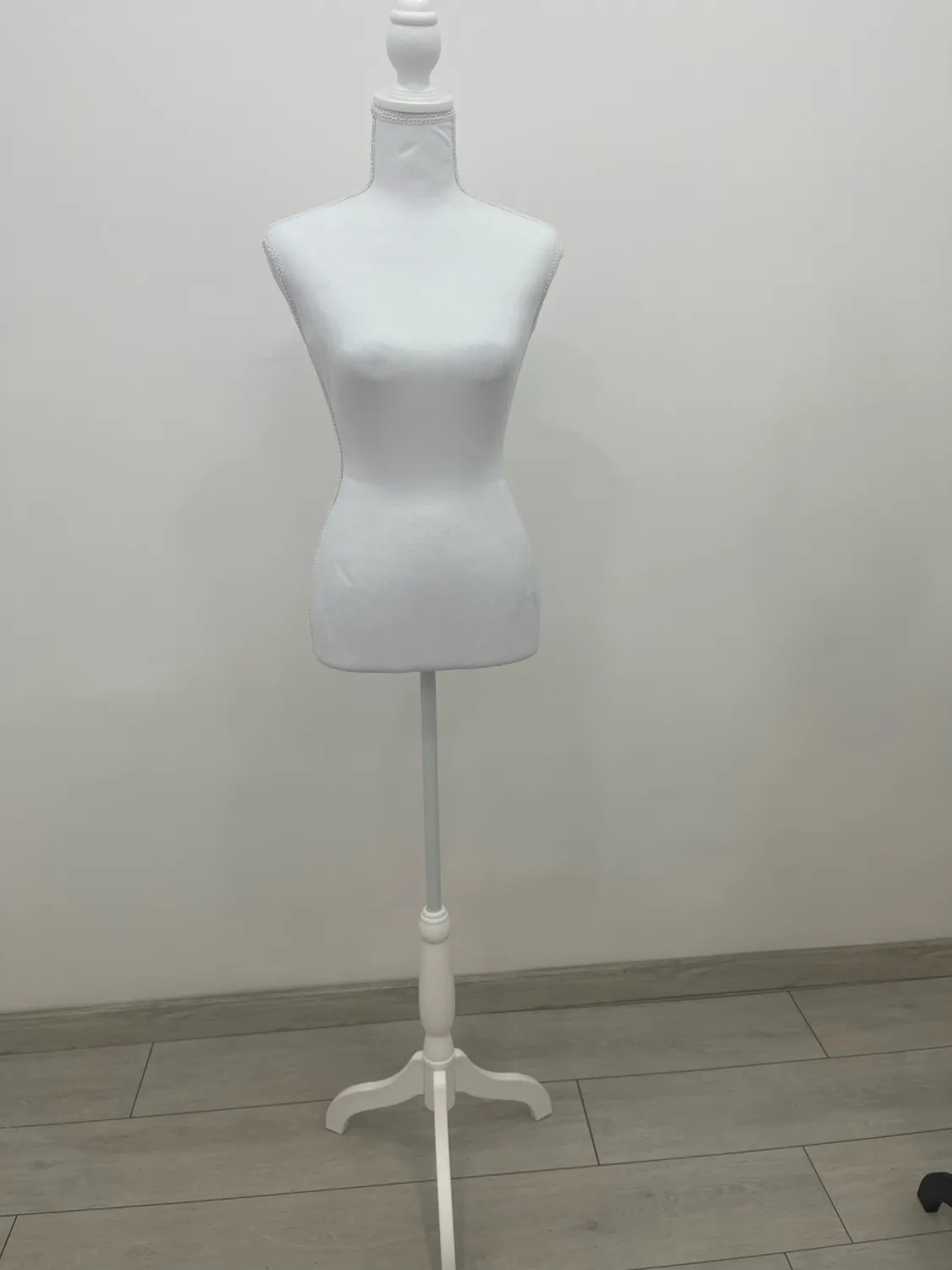 Manekin femëror me bust