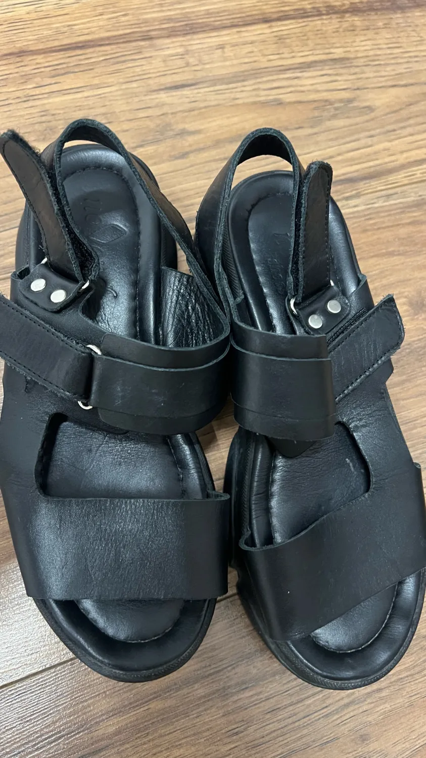 Sandal lekur