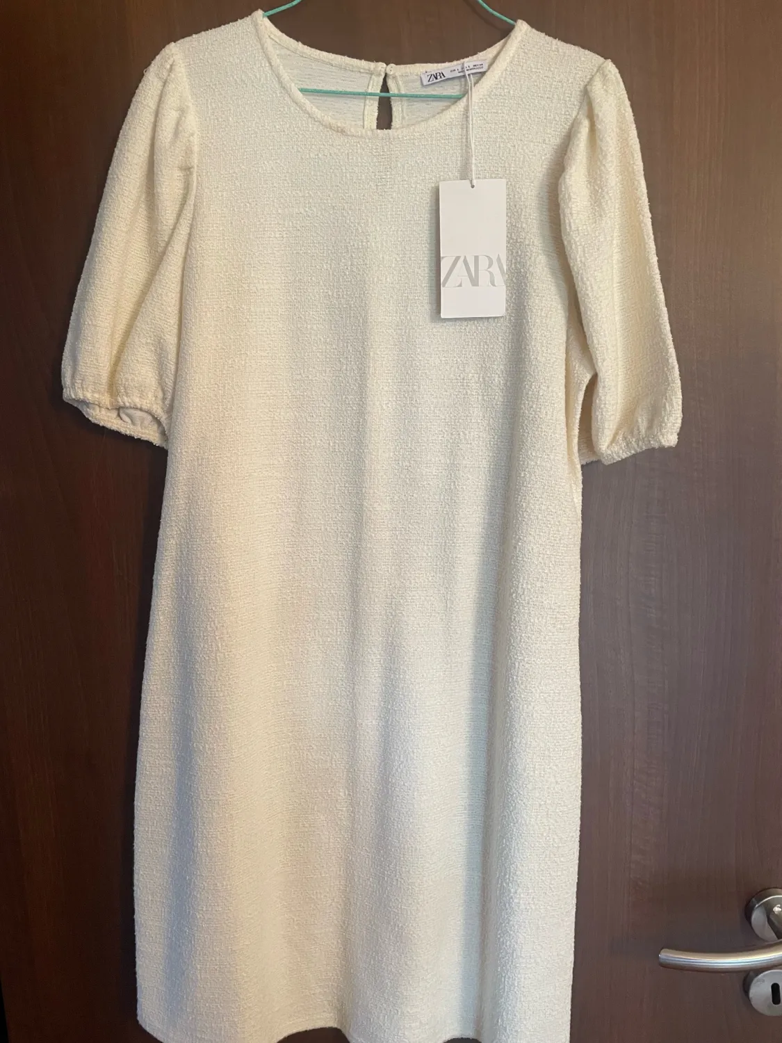 Zara, fustan i bardhe ideal per ket kohe