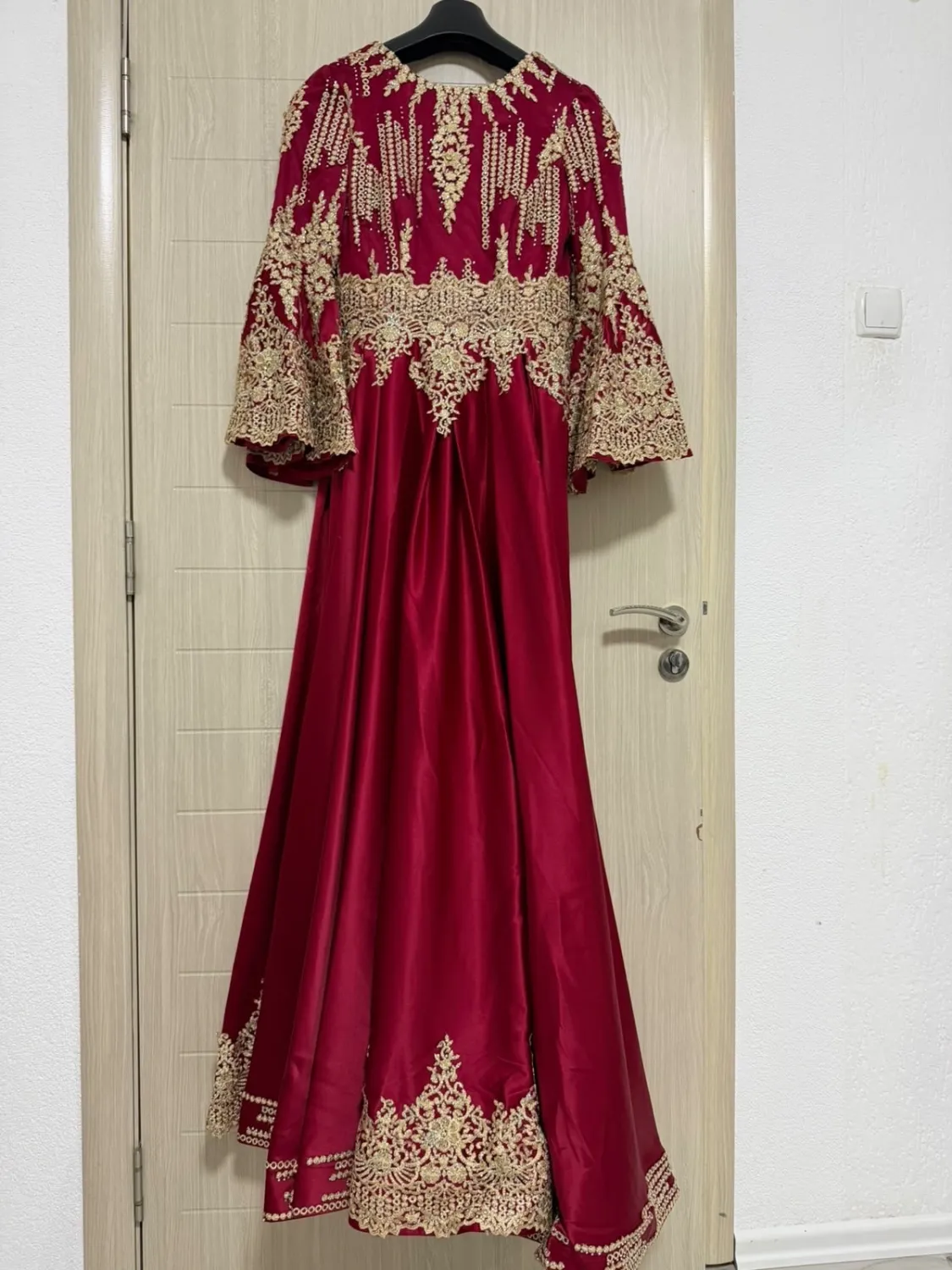 Fustan i kuq elegant shume i bukur
