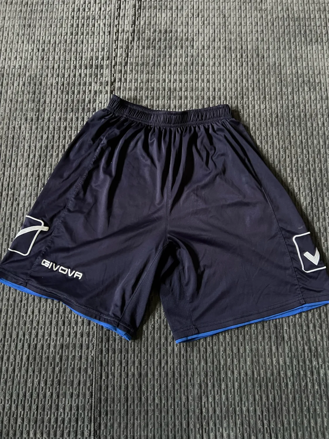 2 pale shorce