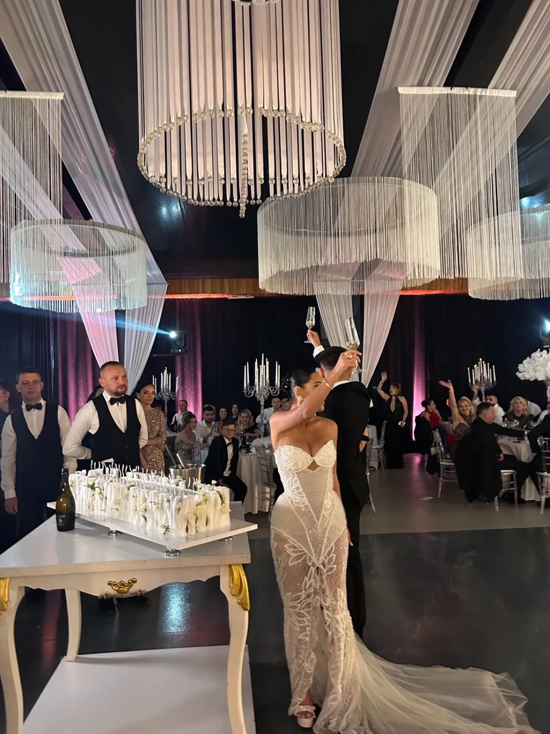 Fustan i bardhe nga Zaure Bridal
