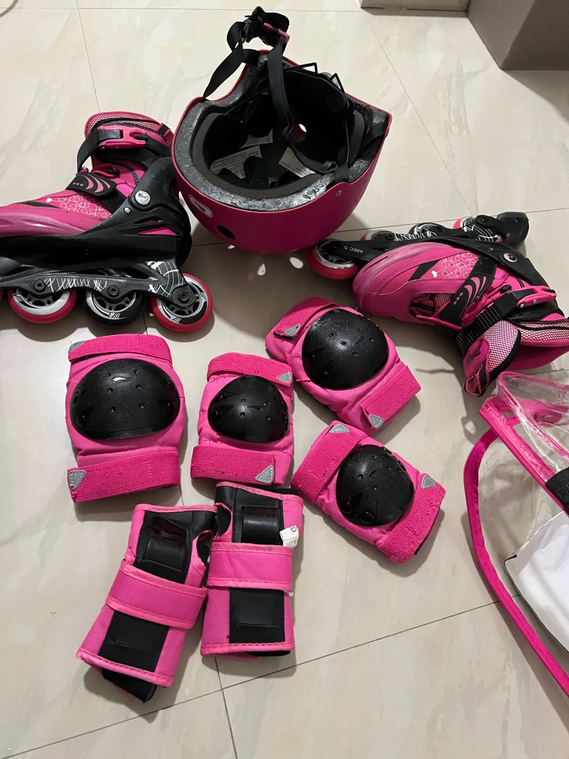 Rullera për fëmijë me helmetë dhe mbrojtëse rozë