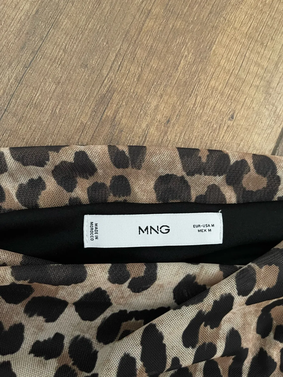 Mango (maic) detaj ne krahum e majte, M